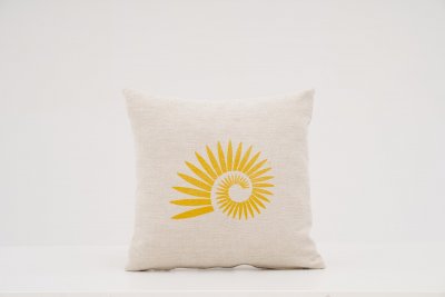 SENS Noboru Model Pamuklu Kumaş Krem Renk Sarı Etnik Doğan Güneş Desenli Kare Kırlent 50x50